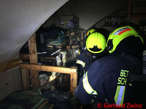 Feuerwehr; Blaulicht; Ternitz; Brand; Werksgelände; Brandstiftung;