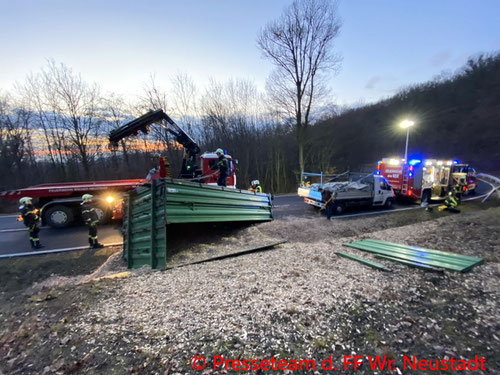 Feuerwehr; Blaulicht; FF Wiener Neustadt; Traktor; Anhänger; Umgestürzt; Hackschnitzel;