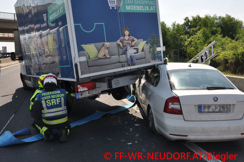 Feuerwehr; Blaulicht; FF Wiener Neudorf; Unfall; PKW; LKW; A2;
