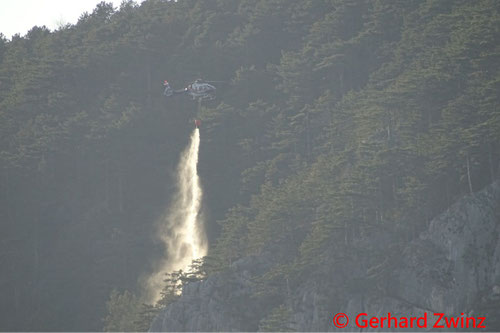 Feuerwehr; Blaulicht; Ternitz; Brand; Wald; Hubschrauber;