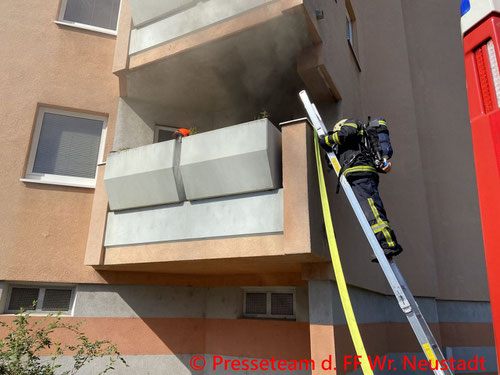 Feuerwehr; Blaulicht; FF Wiener Neustadt; Brand; Technischer Einsatz; Wohnwagen;