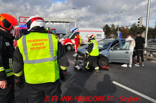 Feuerwehr; Blaulicht; FF Wiener Neudorf; PKW; Brand; A2;