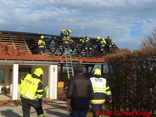 Feuerwehr; Blaulicht; BFVGU Abschnitt 6; Brand; Landwirtschaftliches Nebengebäude; Stiwoll;