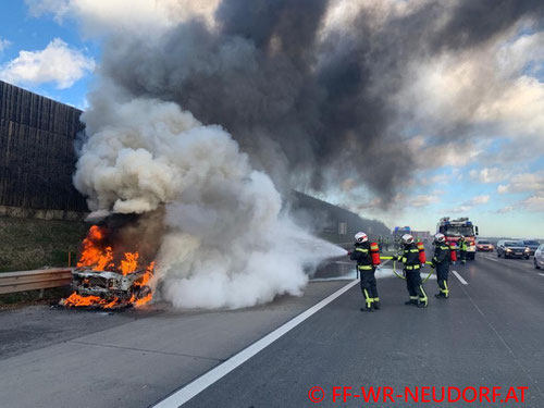 Feuerwehr; Blaulicht; FF Wiener Neudorf; PKW; Brand; A2;