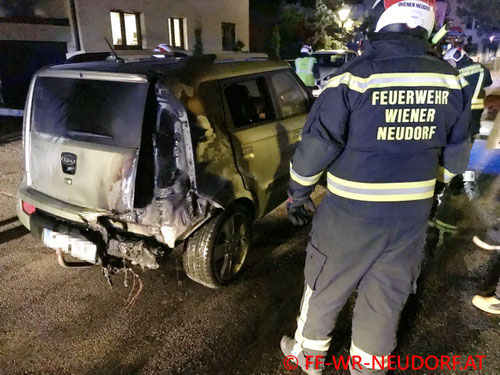 Feuerwehr; Blaulicht; FF Wiener Neudorf; PKW; Brand; Silvesternacht;