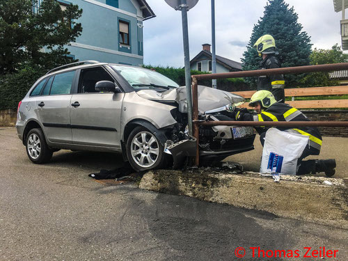 Feuerwehr; Blaulicht; BFV Knittelfeld; PKW; Auto; Kollision; Betonmauer; FF Apfelberg;