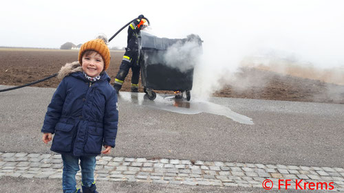 Feuerwehr; Blaulicht; FF Krems; Brand; Müllbehälter;