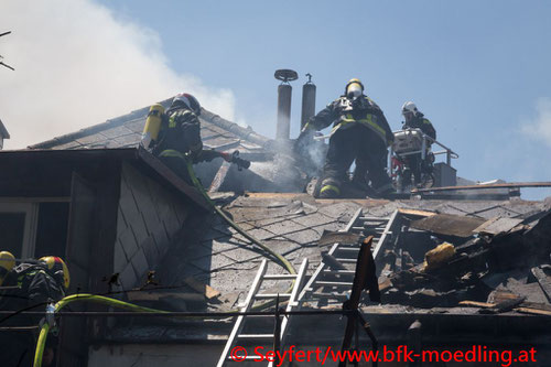 Feuerwehr, Blaulicht, FF Maria Enzersdorf, Brand, Altort, Wohnhaus, dicht verbaut