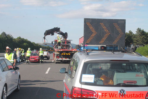 Feuerwehr, Blaulicht, FF Wr. Neustadt, Unfall, PKW, A2
