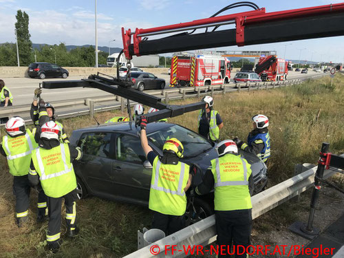 Feuerwehr, Blaulicht, FF Wiener Neudorf, Unfall, A2, Südautobahn, Abfahrt