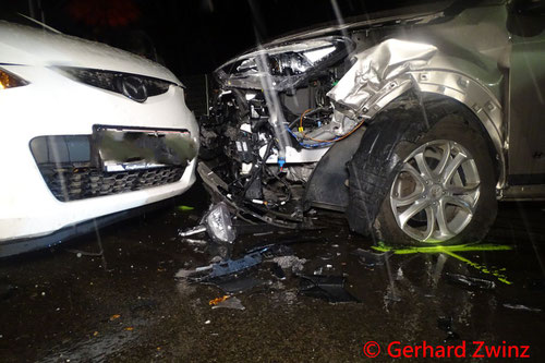 Feuerwehr; Blaulicht; Ternitz; Unfall; PKW;