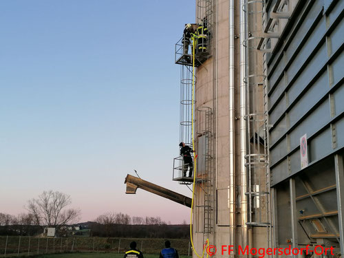 Feuerwehr; Blaulicht; FF Mogersdorf-Ort; Brand; Silo; Heiligenkreuz;