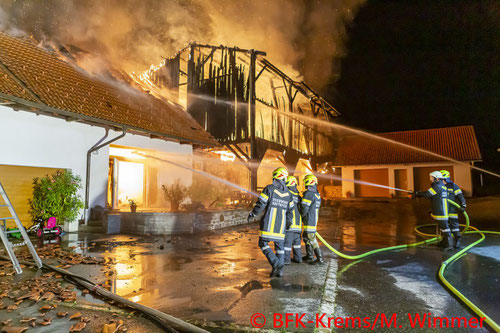 Feuerwehr; Blaulicht; BFK Krems; Brand; Niedergrünbach; Halle;