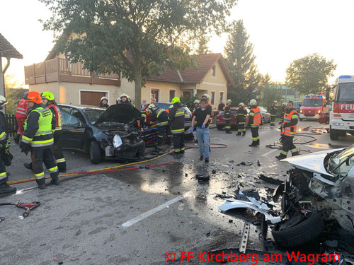 Feuerwehr; Blaulicht; FF Kirchberg am Wagram; Unfall; Frontalzusammenstoß; PKW;