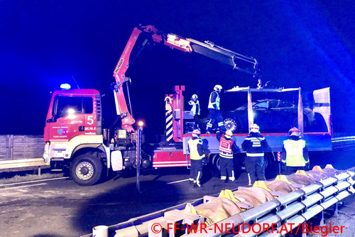Feuerwehr; Blaulicht; FF Wiener Neudorf; Unfall; A2; PKW; Porsche;