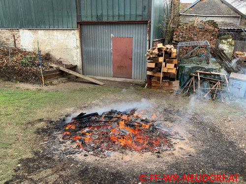 Feuerwehr; Blaulicht; FF Wiener Neudorf; Brand; Lagerfeuer;