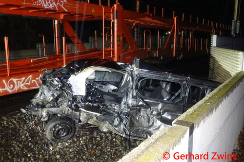 Feuerwehr; Blaulicht; Zug; PKW; zusammenstoß;