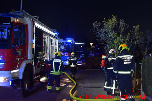 Feuerwehr; Blaulicht; FF Wiener Neudorf; PKW; Brand; A2;