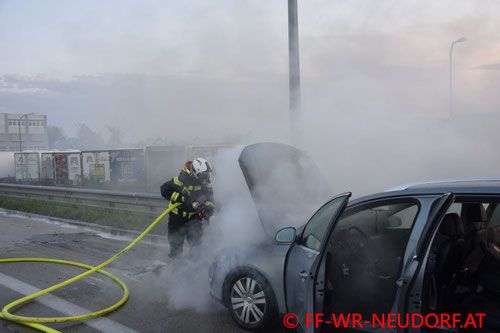 Feuerwehr; Blaulicht; FF Wiener Neudorf; Brand; A2; PKW;