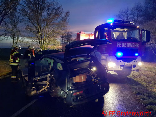 Feuerwehr; Blaulicht; FF Grafenwörth; PKW; Unfall; Elektroauto;
