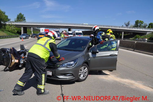 Feuerwehr; Blaulicht; FF Wiener Neudorf; Unfall; PKW; Motorrad; A2;