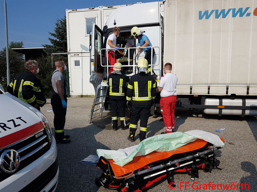 Feuerwehr; Blaulicht; FF Grafenwörth; Menschenrettung; Gewerbepark; LKW;