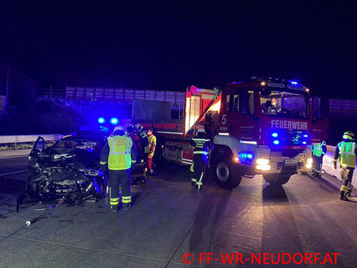 Feuerwehr; Blaulicht; FF Wiener Neudorf; PKW; Brand; A2;