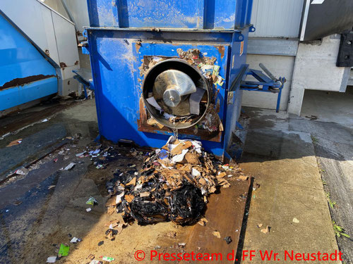 Feuerwehr; Blaulicht; FF Wiener Neustadt; Brand; Müllzerkleinerer;