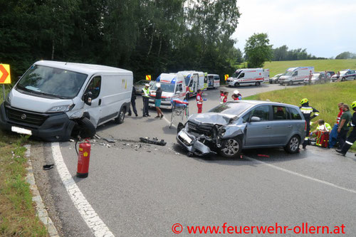 Feuerwehr, Blaulicht, FF Ollern, Verkehrsunfall, Riederberg, Fünf Verletzte, PKW, Transporter, Rettung