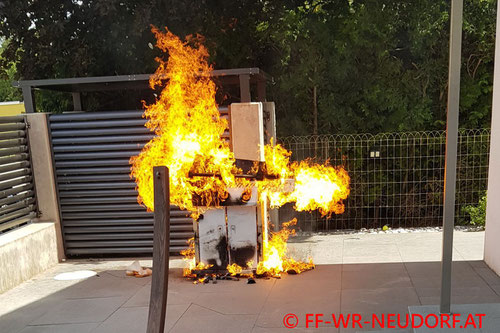 Feuerwehr; Blaulicht; FF Wiener Neudorf; Brand; Gasgrill;