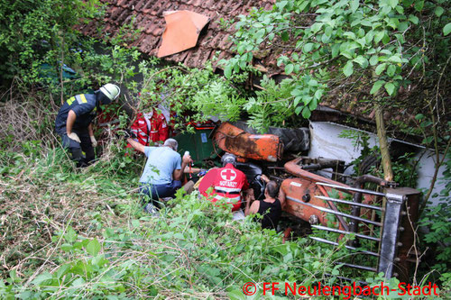 Feuerwehr; Blaulicht; FF Neulengbach-Stadt; FF Inprugg; Traktor; Unfall; Böschung;