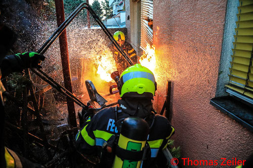 Feuerwehr; Blaulicht; BFV Knittelfeld; Brand; Propangasflasche; Mehrparteienhaus;