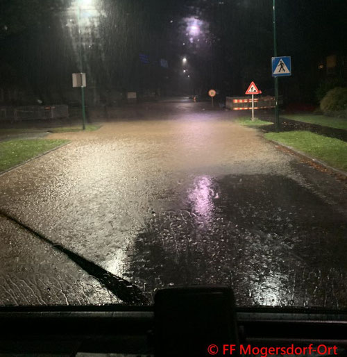 Feuerwehr; Blaulicht; FF Mogersdorf-Ort; Unwetter; Hochwasser; Überflutung;