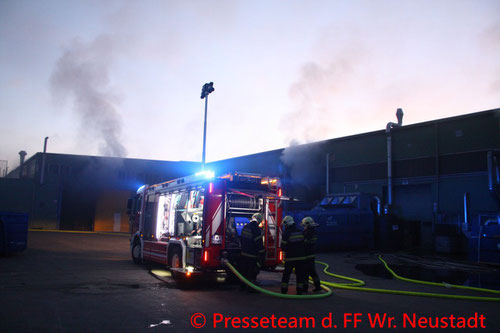 Feuerwehr; Blaulicht; FF Wiener Neustadt; Brand; Entsorgungsbetrieb;