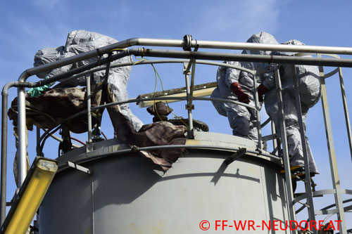 Feuerwehr; Blaulicht; FF Wiener Neudorf; Schadstoffaustritt; IZ NÖ Süd;