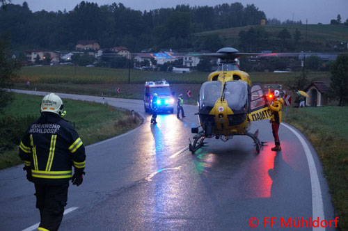 Feuerwehr, Blaulicht, BFKDO Urfahr-Umgebung, FF Mühldorf, Unfall, Fahrzeugüberschlag, B131, nasse Fahrbahn