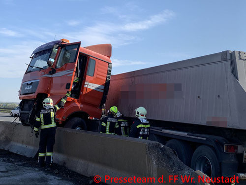 Feuerwehr; Blaulicht; FF Wiener Neustadt; Unfall; LKW; Betonleitwand; A2;