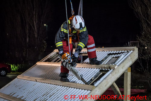 Feuerwehr; Blaulicht; FF Wiener Neudorf; Übung; Schneide und Trennmittel)