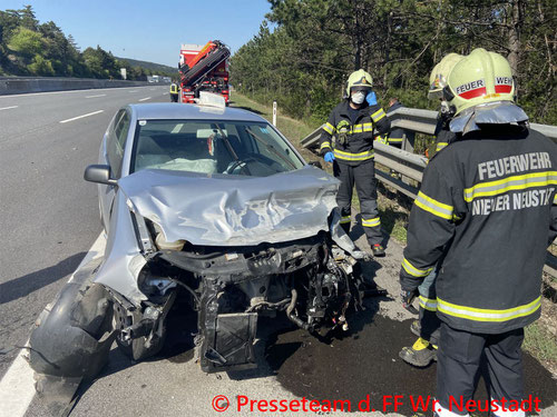 Feuerwehr; Blaulicht; FF Wiener Neustadt; Unfall; A2; PKW; Leitplanke;
