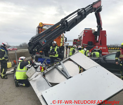 Feuerwehr; Blaulicht; FF Wiener Neudorf; Unfall; A2; PKW; Absicherungsfahrzeug;