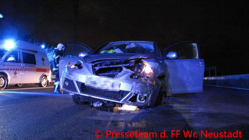 Feuerwehr; Blaulicht; FF Wiener Neustadt; Unfall; PKW; Kleinlastwagen; Autobahn; A2;