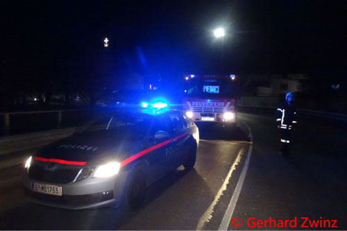Feuerwehr; Blaulicht; Ternitz; Unfall; PKW; verletzte Person;