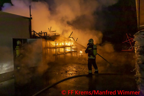 Feuerwehr; Blaulicht; FF Krems; Brand; Gewerbebetrieb;