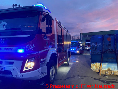Feuerwehr; Blaulicht; FF Wiener Neustadt; Brand; Abfallentsorgungsbetrieb;