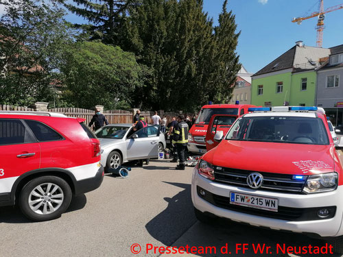 Feuerwehr; Blaulicht; FF Wiener Neustadt; Kind; PKW; Eingeschlossen;