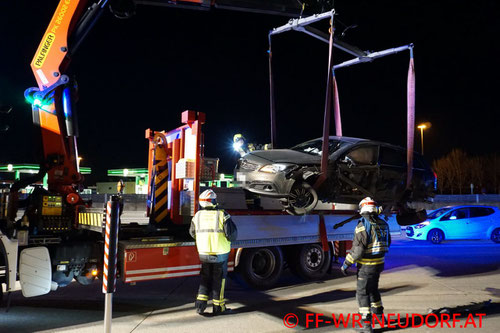 Feuerwehr; Blaulicht; FF Wiener Neudorf; Unfall; Geisterfahrer; A2; PKW;