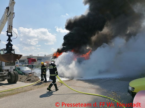 Feuerwehr; Blaulicht; FF Wiener Neustadt; Brand; Wohnwagen; PKW; Explosion; Spraydosen;