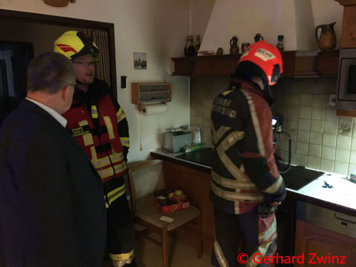 Feuerwehr; Blaulicht; Brand; Bürgermeister; Frau in Sicherheit gebracht; Ternitz;