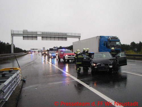 Feuerwehr; Blaulicht; FF Wiener Neustadt; Unfall; PKW; Autobahn; A2;
