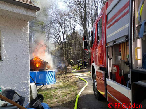 Feuerwehr; Blaulicht; FF Gaaden; Brand; Gartenhütte; Vollbrand;